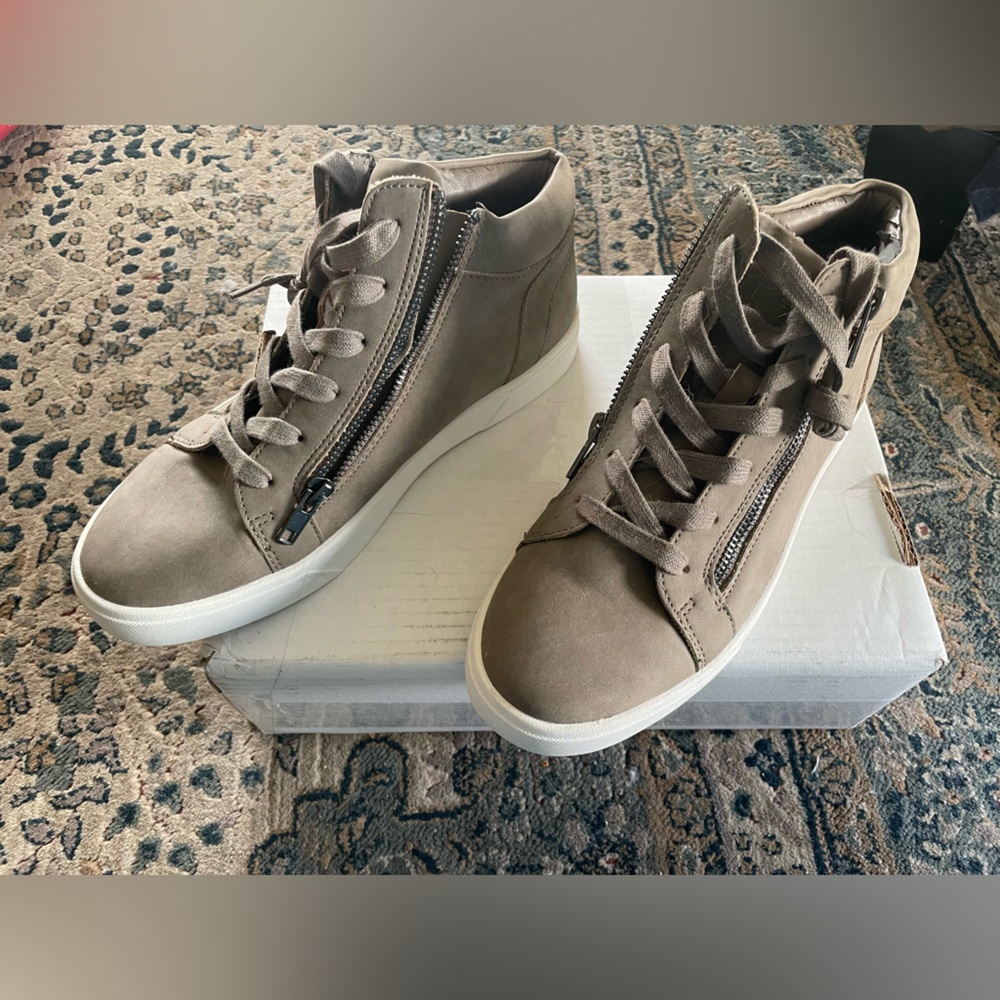 Steve Madden WOMENS size 9 Zip up sneaker. (Size 7 in men’s)